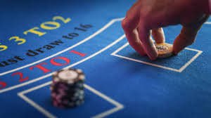Studio dealer langsung 31 2d menampilkan meja blackjack dan roulette dengan multi-kamera